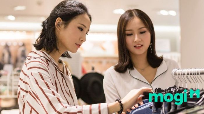 Lựa chọn người mở hàng phù hợp trong ngày khai trương.