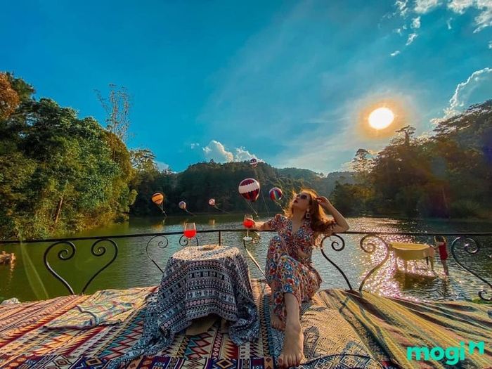 Thảnh Thơi Uống Trà Và Ngắm Hoàng Hôn Lãng Mạn