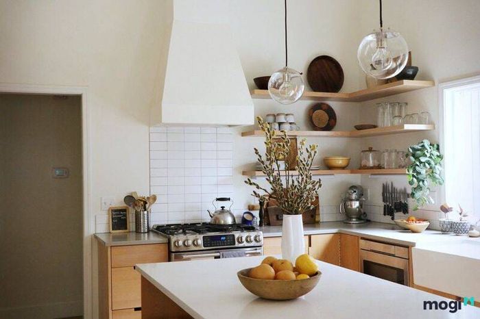 Khi xây dựng nhà bếp ở quê, ưu tiên sử dụng chất liệu gỗ sẽ mang lại không gian ấm cúng, gần gũi mà vẫn đảm bảo tính thẩm mỹ và sự bền bỉ.