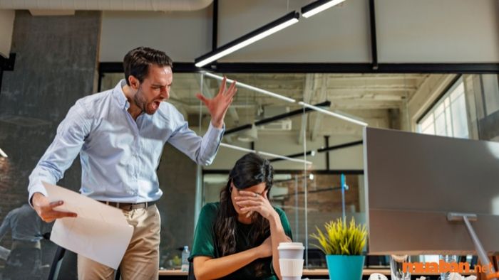 Yếu tố môi trường làm việc cũng là một tiêu chí quan trọng khi lựa chọn nghề nghiệp. Điều này bao gồm những yêu cầu công việc, cường độ làm việc, và thời gian biểu. Ví dụ, các ngành nghề như du lịch đòi hỏi bạn phải thường xuyên làm việc ngoài trời và giao tiếp nhiều, điều này có thể khiến một số người cảm thấy mệt mỏi và không có đủ thời gian cho các hoạt động cá nhân. Các công việc như lái tàu, tài xế xe tải hay phóng viên cũng yêu cầu nhiều thời gian xa nhà, điều này có thể làm ảnh hưởng đến các mối quan hệ cá nhân.
