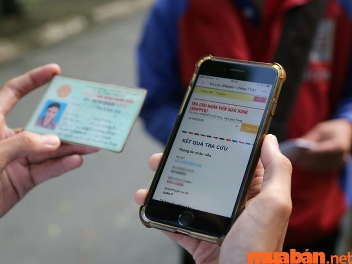 Tra cứu thông tin nhân viên giao hàng là gì?