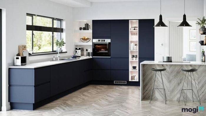 Nhà bếp ở quê thường ưa chuộng màu sắc nhẹ nhàng và tối giản, đảm bảo sự tiện nghi và thoải mái cao.
