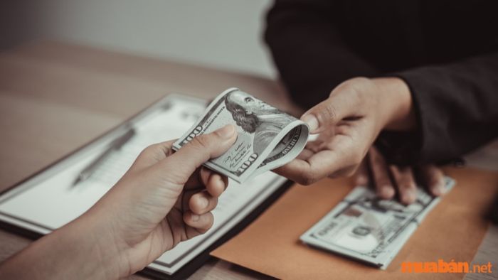 Một vấn đề khiến nhiều người băn khoăn là mức thu nhập từ nghề nghiệp mình yêu thích. Do đó, trước khi gắn bó lâu dài với một ngành nghề, bạn nên xem xét mức lương hiện tại của ngành đó và so sánh với các nhu cầu tài chính của mình hiện tại và trong tương lai.