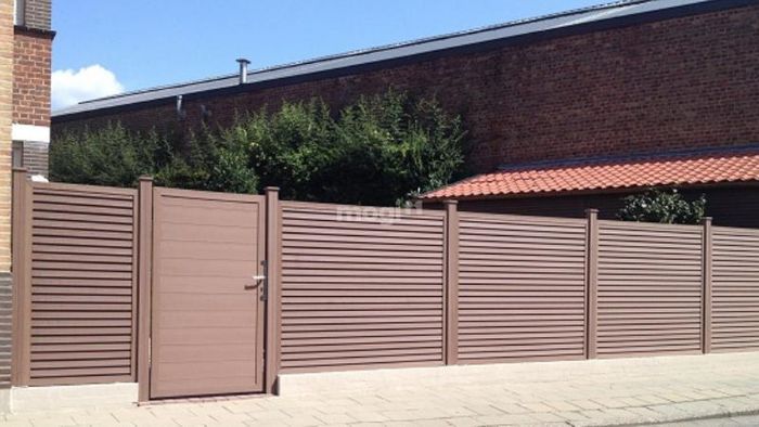 Việc sử dụng nhựa giả gỗ để tạo hàng rào trang trí cho quán cafe đang trở thành xu hướng