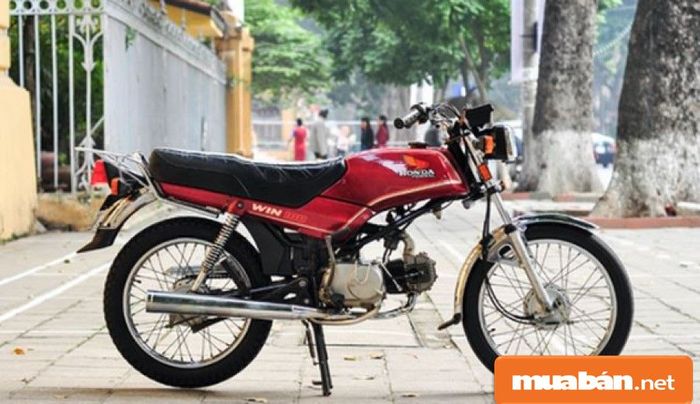Đây là một mẫu xe tay côn giá rẻ với động cơ mạnh mẽ, dễ dàng di chuyển trên nhiều loại địa hình khác nhau.
