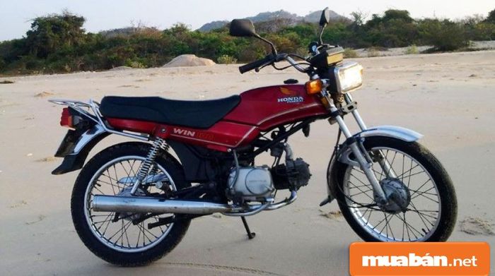 Honda Win 100 ra mắt lần đầu vào năm 1986, và các phiên bản cuối cùng được giới thiệu vào năm 2005, nhưng đến nay, chiếc xe này vẫn thu hút được sự chú ý mạnh mẽ.