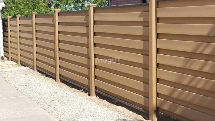 Hàng rào nhựa giả gỗ - xu hướng mới trong trang trí quán cafe