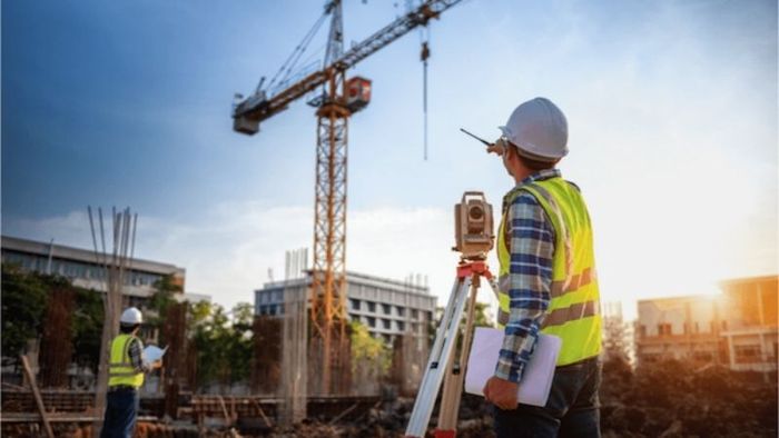 Lựa chọn đội ngũ thi công uy tín để đảm bảo chất lượng hàng rào gỗ cho quán cà phê