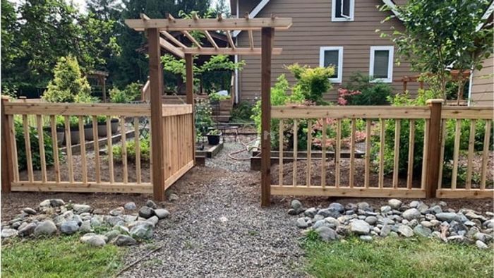 Sử dụng gỗ truyền thống để trang trí hàng rào quán cafe là một xu hướng khá phổ biến