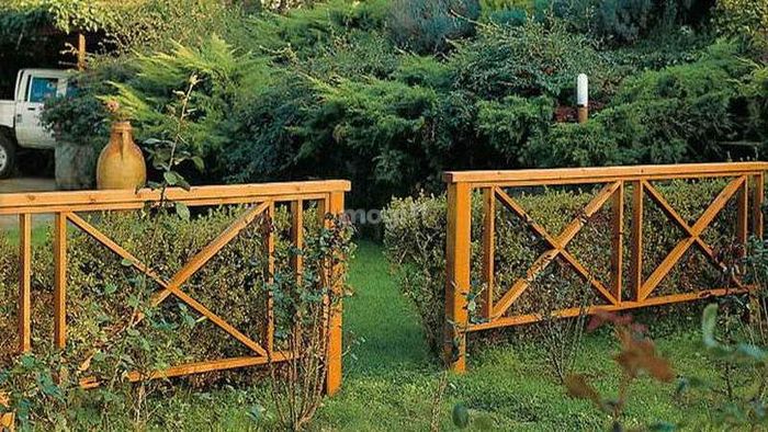 Mẫu hàng rào gỗ truyền thống là sự lựa chọn hoàn hảo cho không gian quán cafe