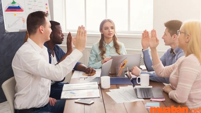 Khuyến khích tất cả các thành viên mạnh dạn chia sẻ ý kiến của mình để đóng góp vào quyết định chung.