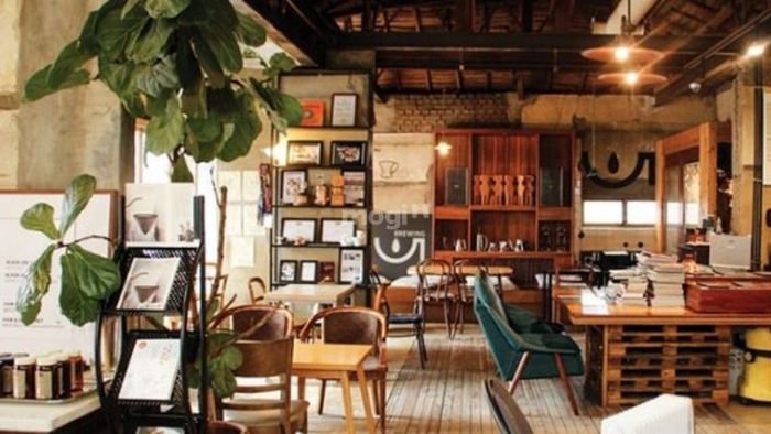 Hãy chọn màu sắc hàng rào gỗ sao cho phù hợp với phong cách quán cafe của bạn để tạo sự đồng nhất và nổi bật.