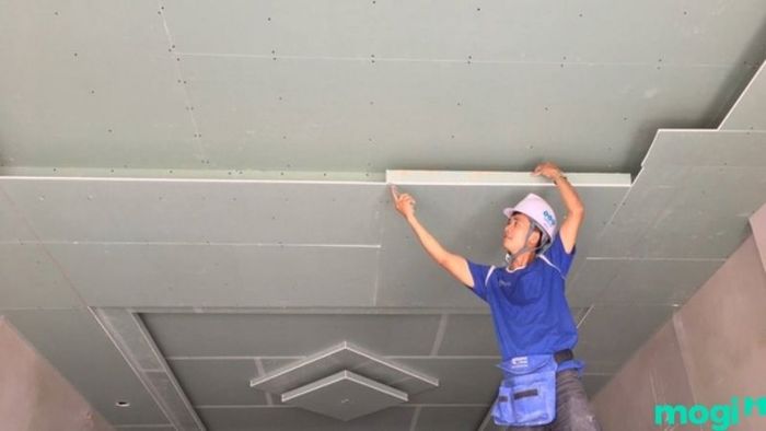 Trần thạch cao cực kỳ kỵ nước, vì vậy cần tránh để nước tiếp xúc với trần