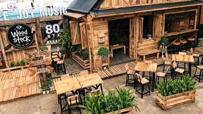Chọn mẫu hàng rào gỗ cho quán cafe phù hợp với phong cách thiết kế của quán bạn
