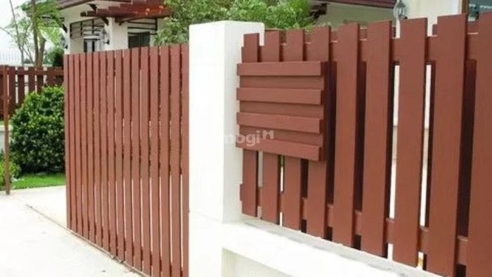 Tạo ấn tượng mạnh mẽ cho quán cafe với hàng rào bê tông giả gỗ độc đáo.