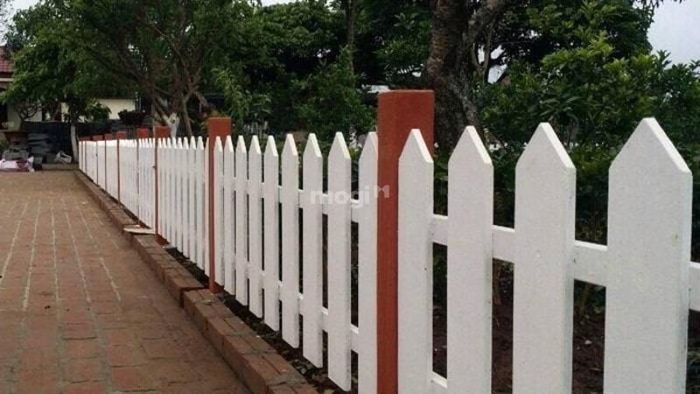 Hàng rào làm từ gỗ nhân tạo không chỉ có độ bền lâu dài mà còn dễ dàng bảo trì và bảo vệ trước tác động của môi trường.