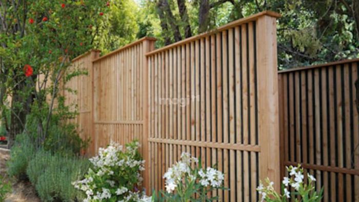 Hàng rào quán cafe hình bậc thang sẽ làm mới không gian và tạo điểm nhấn độc đáo cho quán, thu hút khách đến trải nghiệm.