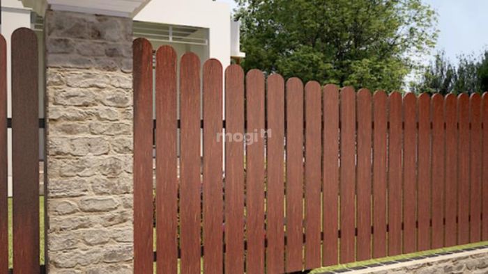 Hàng rào quán cafe sử dụng gỗ nhân tạo mang lại vẻ đẹp tự nhiên và độ bền cao.