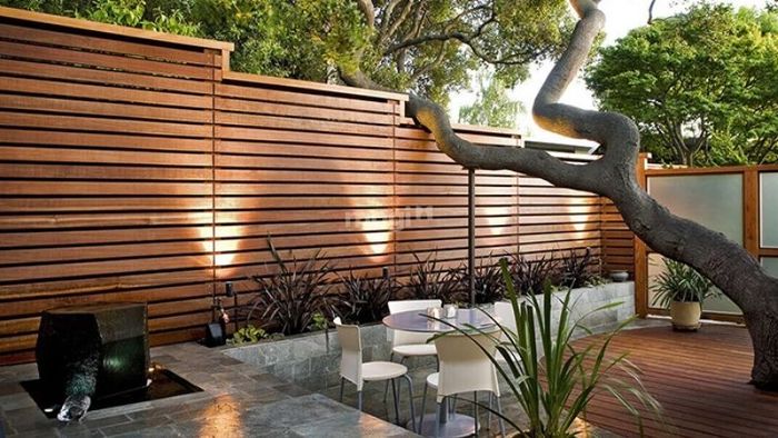 Hàng rào kiểu bậc thang mang đến sự khác biệt, tạo cảm giác mới lạ cho không gian quán cafe, thu hút sự chú ý của khách hàng.