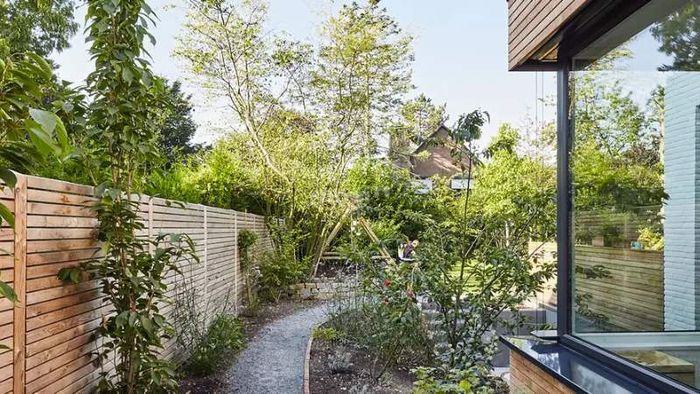 Sử dụng hàng rào gỗ truyền thống để tạo điểm nhấn cho không gian quán cafe