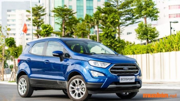 So với các mẫu xe khác trong cùng dòng Ford, EcoSport có thiết kế nhỏ nhắn hơn, phù hợp cho những ai cần một chiếc xe tiện lợi và dễ dàng di chuyển trong thành phố.
