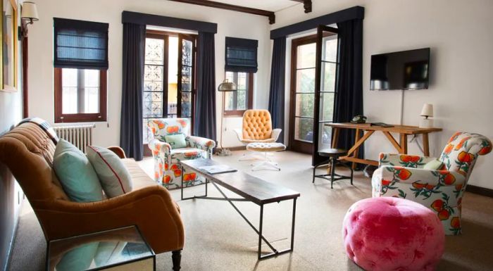 Set in a Spanish Colonial building dating back to the 1920s, Palihouse Santa Monica offers a unique blend of historic charm and modern luxury.