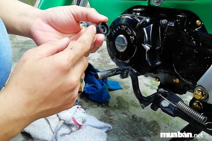 Nếu phát hiện ốc xả nhớt bị lờn, điều đầu tiên bạn cần làm là kiểm tra ốc mở xả để đánh giá tình trạng của nó.
