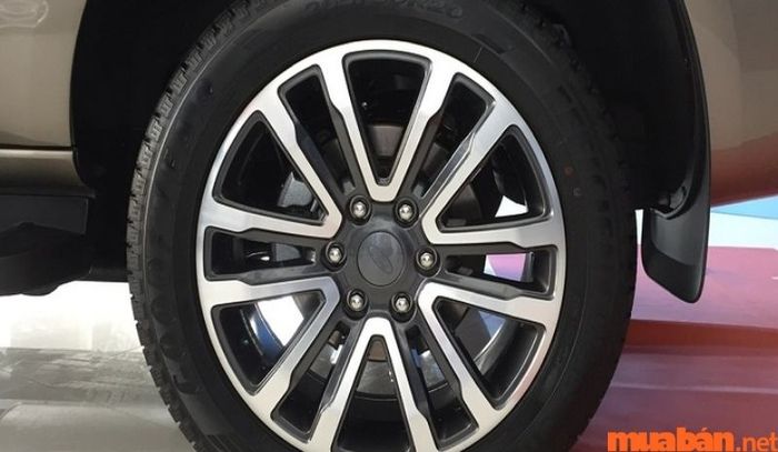 Mâm xe của Ford Everest 2023 có thiết kế mạnh mẽ, tạo sự ấn tượng đặc biệt ngay từ cái nhìn đầu tiên.