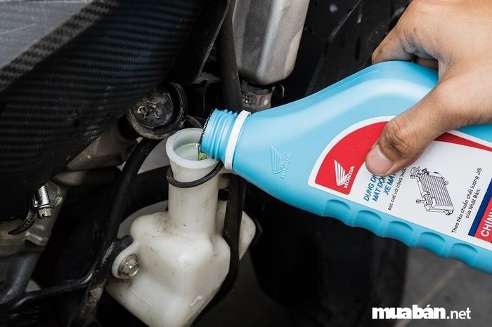 Các chuyên gia khuyên rằng nước làm mát nên được thay sau mỗi 10.000 km để duy trì hiệu quả làm mát và tránh các sự cố động cơ nghiêm trọng.