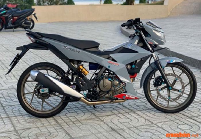 Việc thay dàn áo Raider vuông vức giúp chiếc xe trở nên cứng cáp và năng động hơn rất nhiều