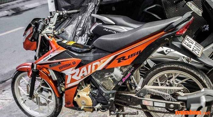 Raider độ kiểng với tem cam, trắng và đen tạo nên một sự kết hợp tuyệt vời, đầy cá tính và mạnh mẽ.