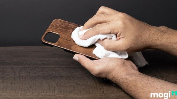 Hướng Dẫn Làm Sạch Ốp Điện Thoại Tại Nhà Hiệu Quả