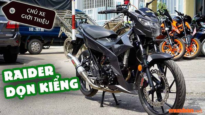 Sử dụng tem họa tiết chìm màu đen xám cũng là một cách tạo điểm nhấn sang trọng và tinh tế cho chiếc xe.