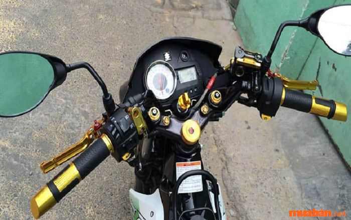 Raider với cặp bao tay đen và vàng cực kỳ ấn tượng, mang đến vẻ ngoài nổi bật và cá tính.