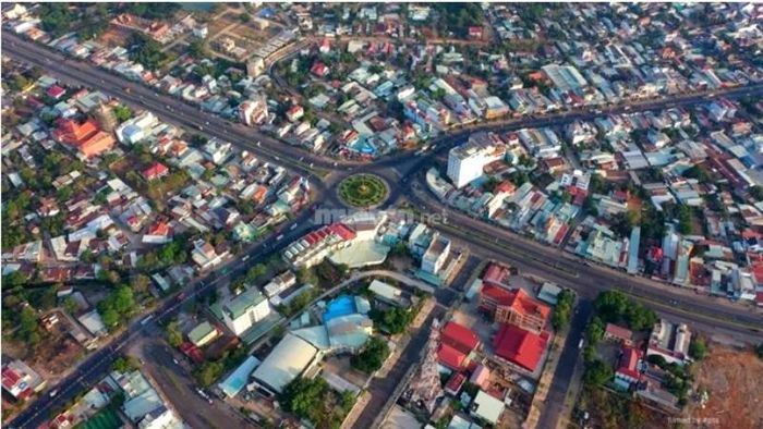 Hệ thống giao thông tại Ngã Tư Đồng Xoài được đầu tư và phát triển đồng bộ, tạo điều kiện thuận lợi cho việc di chuyển trong khu vực.