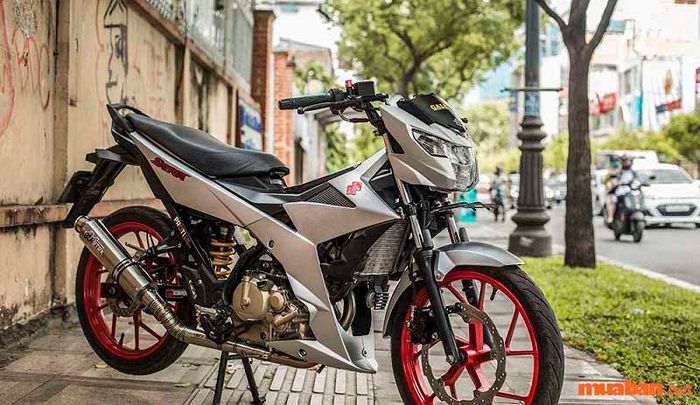 Raider độ kiểng màu bạc mang đến vẻ mạnh mẽ, đầy sức sống và cá tính