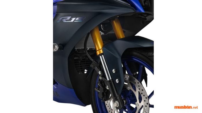 R15 V4 có giá bao nhiêu?