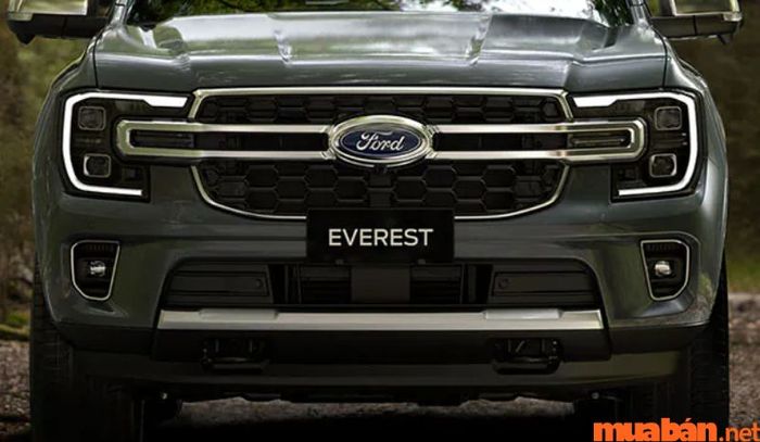 Đánh giá về phần đầu xe Ford Everest với thiết kế tinh tế và mạnh mẽ, kết hợp với các chi tiết mạ Crom sang trọng.
