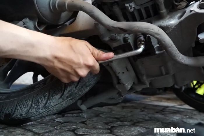 Nếu xe máy bị xì nhớt do lốc máy bị nứt, cách tốt nhất là thay thế lốc mới cùng loại để đảm bảo hiệu quả sử dụng lâu dài.