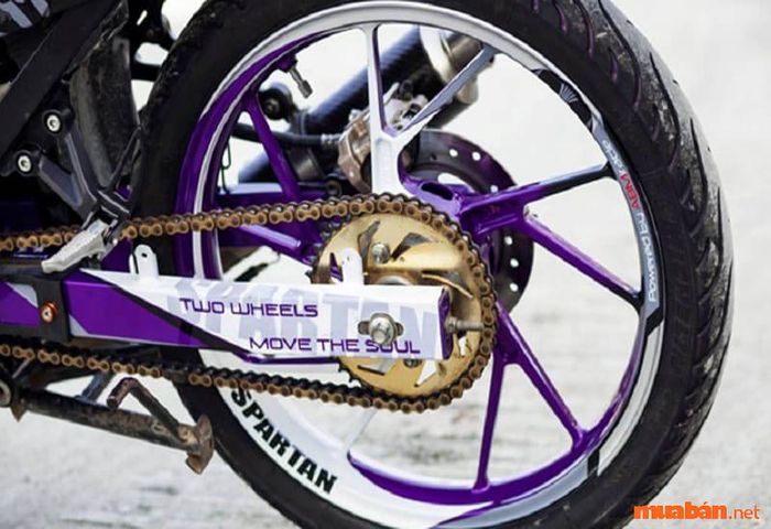Cài đặt bộ nhông sên đĩa màu vàng sẽ khiến chiếc xe của bạn thêm phần mạnh mẽ và cá tính.