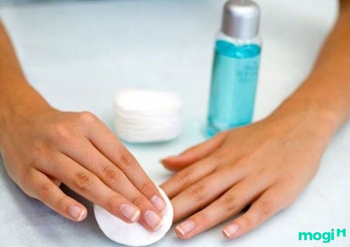 Cách tẩy sơn móng tay