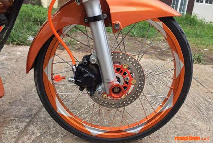 Phối màu cam, trắng và đen là sự kết hợp hài hòa, tạo nên vẻ ngoài mạnh mẽ mà vẫn đầy tinh tế.
