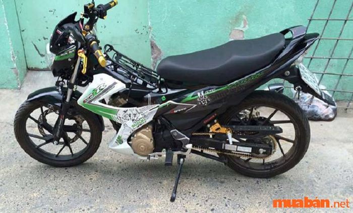 Raider phối tem trắng, đen và xanh lá cây mang đến vẻ năng động, thể thao và đầy sức sống.