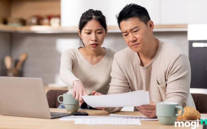 Kiểm tra kỹ lưỡng các điều khoản trong hợp đồng là việc bạn không thể bỏ qua khi thuê nhà.