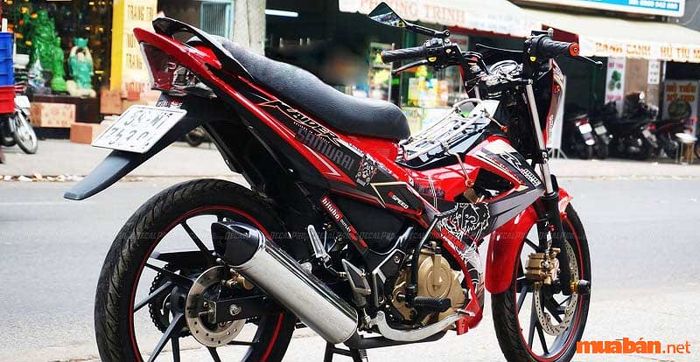 Phối màu đỏ và đen mang lại vẻ ngoài mạnh mẽ, ấn tượng và đầy cá tính cho chiếc Raider của bạn.