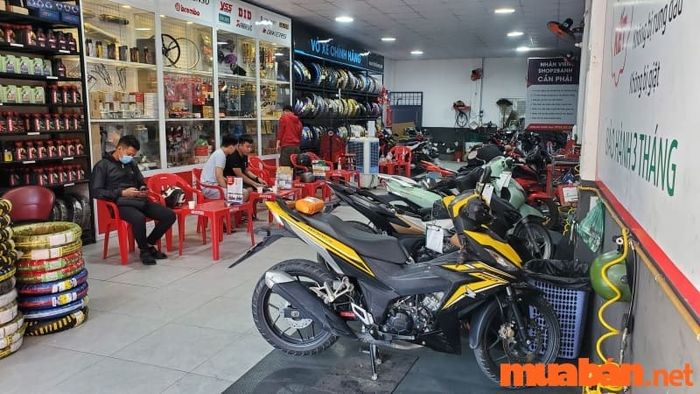 Bạn có thể đến Trung Tâm Vỏ Xe Máy Chính Hãng để thay lốp xe Vision của mình