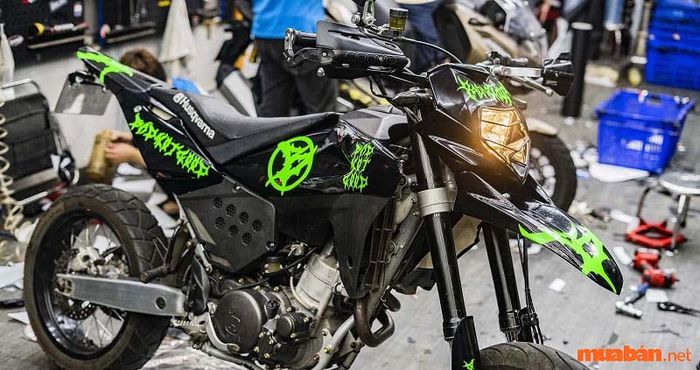 Để chiếc Raider độ kiểng của bạn trở nên giống xe cào cào, hãy sử dụng đèn một mắt hình chữ nhật. Đây là kiểu đèn đặc trưng cho các xe off-road.