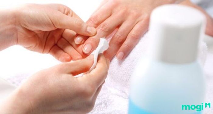 Cách tẩy sơn móng tay