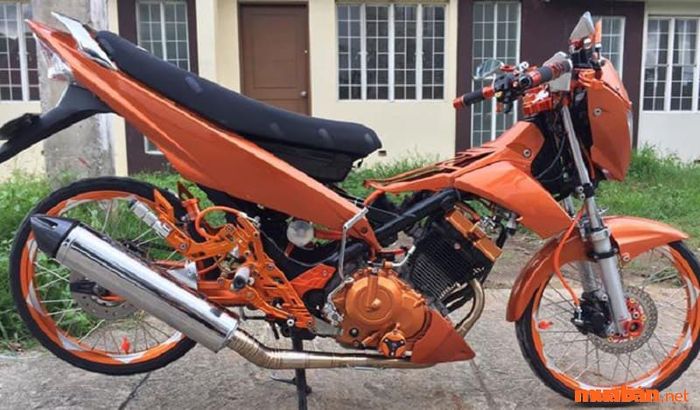 Raider màu cam và đen mang đến phong cách thể thao đầy mạnh mẽ và nổi bật.