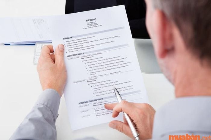 Các vị trí công việc chuyên nghiệp yêu cầu ứng viên phải đáp ứng các tiêu chí khắt khe về nhiều mặt.